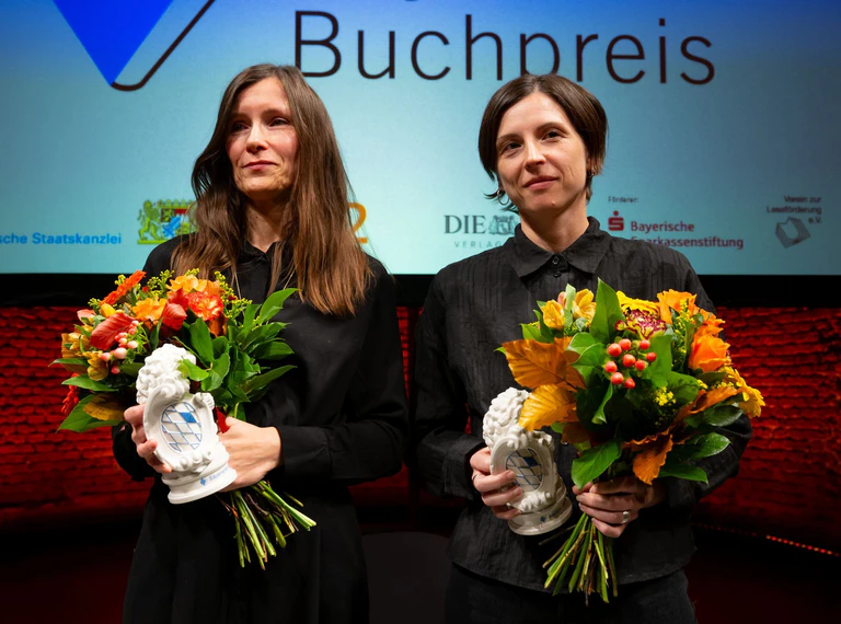 Heike Geißler (l) und Dorothee Elmiger sind Gewinnerinnen des Bayerischen Buchpreises 2025. — © Sven Hoppe/dpa