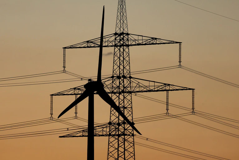 Der Ausbau der Windkraft ist entscheidend für die Energiewende in Deutschland. Doch die Suche nach geeigneten Flächen zieht sich in Bayern hin. (Illustration) — © Karl-Josef Hildenbrand/dpa
