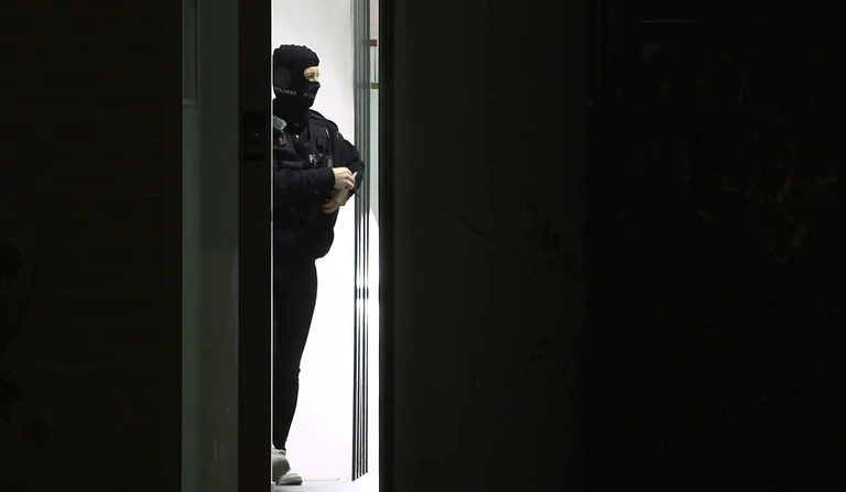 Das SEK greift ein und nimmt den Mann in der gemeinsamen Wohnung fest. (Symbolbild) — © dpa