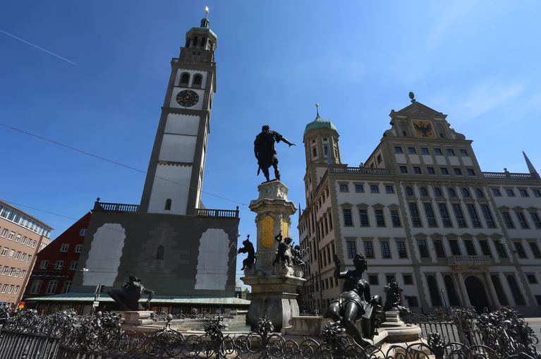 Die Turmzwiebel des Perlachturms in Augsburg kann vorläufig für eine Sanierung nicht abgenommen werden. Eine dafür organisierte Hebebühne war zu kurz. (Archivbild) — © Karl-Josef Hildenbrand/dpa