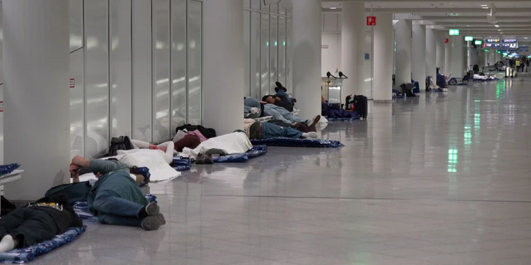 Viele Menschen übernachteten im Flughafen. — © Enrique Kaczor/onw-images/dpa