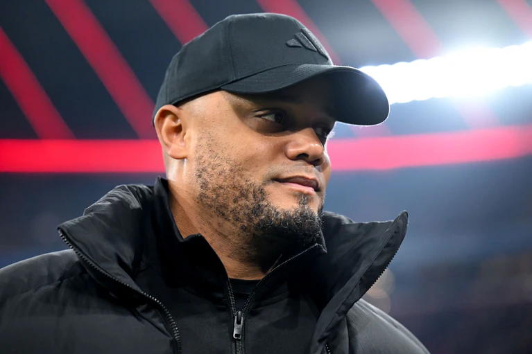 Bayern-Coach Vincent Kompany passierte bei einer Pressekonferenz ein Versehen - er nahm es mit Humor. — © Sven Hoppe/dpa