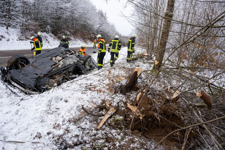 Ob möglicherweise die Straßenverhältnisse für den Unfall gesorgt haben, ist noch unklar. — © Stefan Puchner/dpa