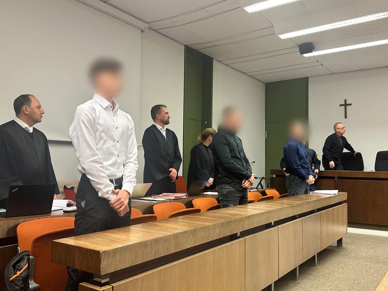Drei jungen Männern wird vorgeworfen, einen Bekannten bedroht, geschlagen, verletzt, erniedrigt, gefilmt und im Wald zurückgelassen zu haben. — © Ute Wessels/dpa