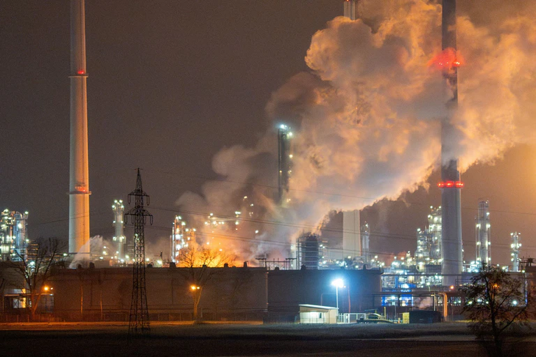 Eine Woche nach dem Feuer in der Raffinerie steht die Anlage weitgehend still. (Archivbild) — © Lars Haubner/NEWS5/dpa