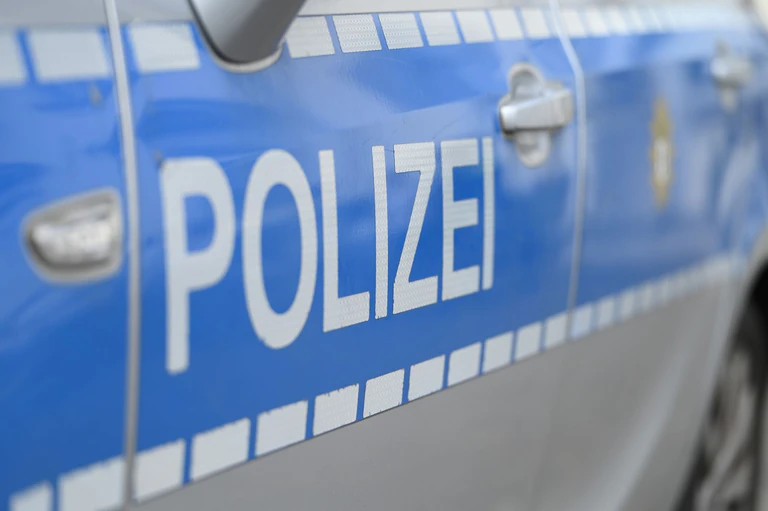 Die 58-jährige Motorradfahrerin erlag noch an der Unfallstelle ihren schweren Verletzungen. (Symbolbild) — © Malin Wunderlich/dpa