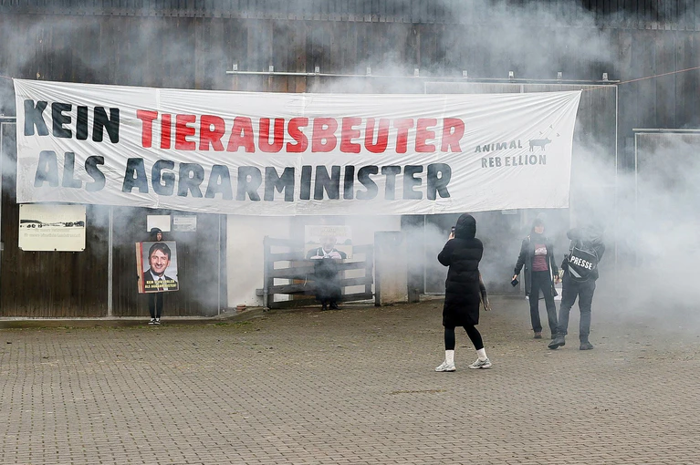 Aktivisten hatten auf dem Felßners Hof protestiert, die Polizei ermittelte wegen Hausfriedensbruchs. — © ---/dpa