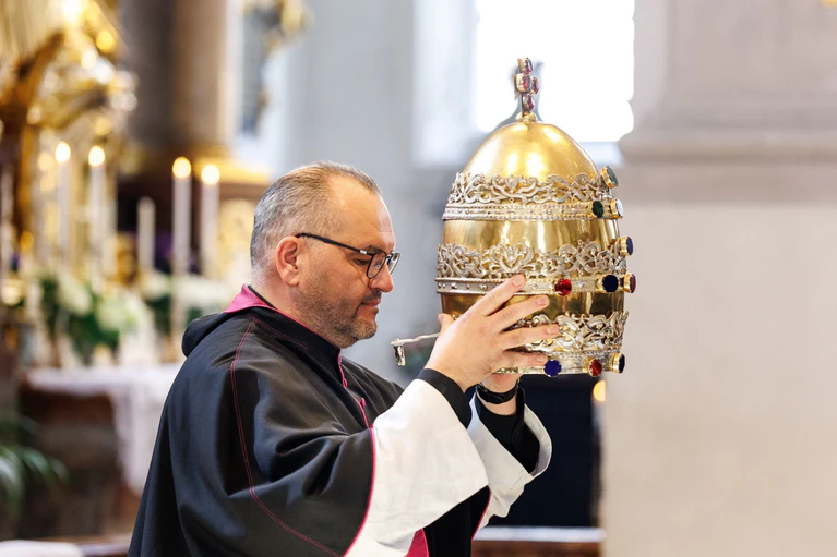 Der Bildhauer Erasmus Grasser (um 1450-1518) hat die spätgotische Petrusfigur samt abnehmbarer Tiara geschaffen.  — © Matthias Balk/dpa