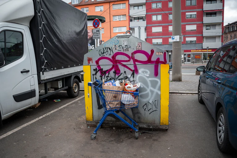 Die Stadt Nürnberg setzt auf verschiedene Strategien, um die Menschen zum richtigen Entsorgen ihrer Abfälle zu motivieren und Müllsünder zu überführen.  — © Daniel Vogl/dpa