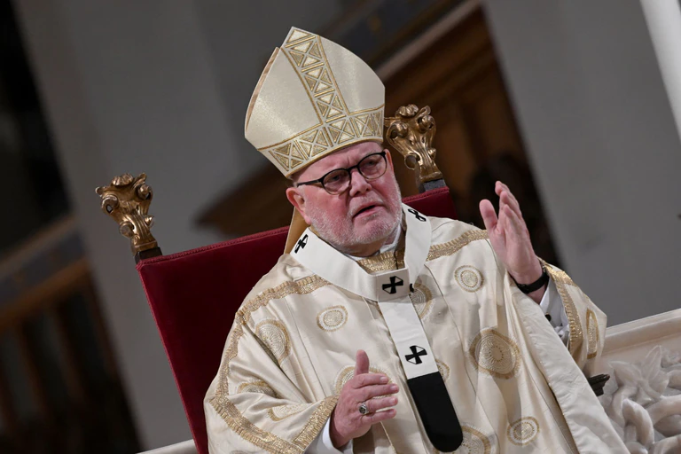 Kardinal Reinhard Marx spricht während der Christmette im Münchner Dom.  — © Felix Hörhager/dpa
