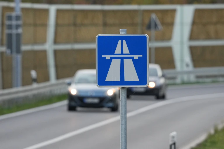 Die A7 ist an der Grenze von Hessen zu Bayern in Richtung Würzburg am Morgen zunächst gesperrt. — © Soeren Stache/dpa