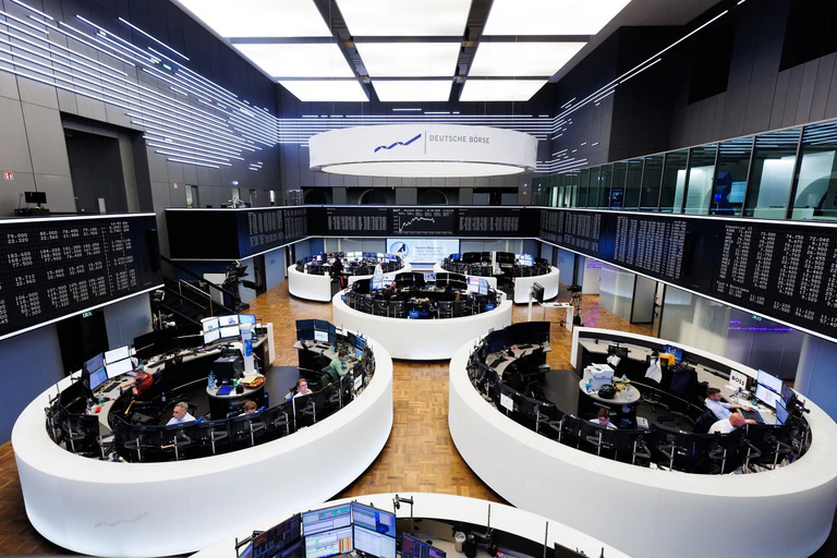 Die Aktienmärkte bieten in diesem Jahr ein ungewohntes Bild: In Europa geht es schneller aufwärts als in den USA. (Symbolbild) — © Lando Hass/dpa