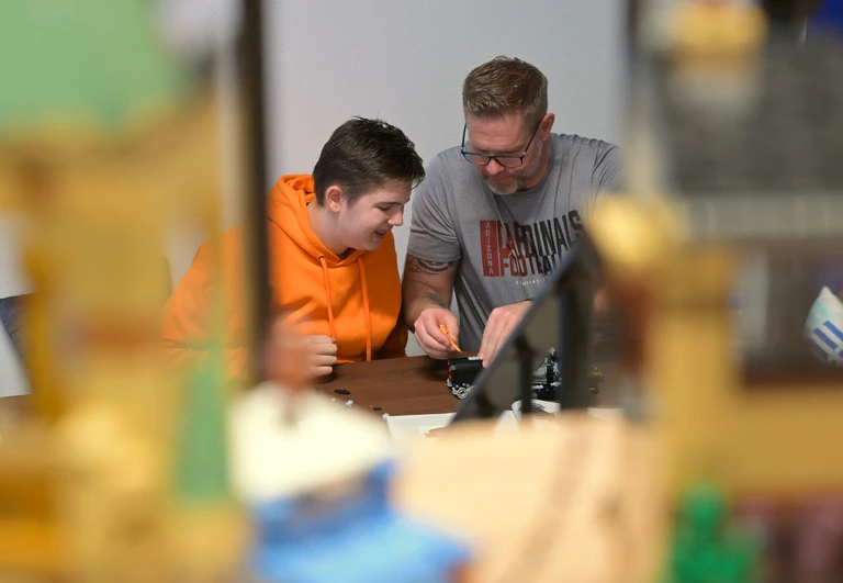 Erwachsene vergessen beim Lego-Bauen die Zeit. — © Malin Wunderlich/dpa