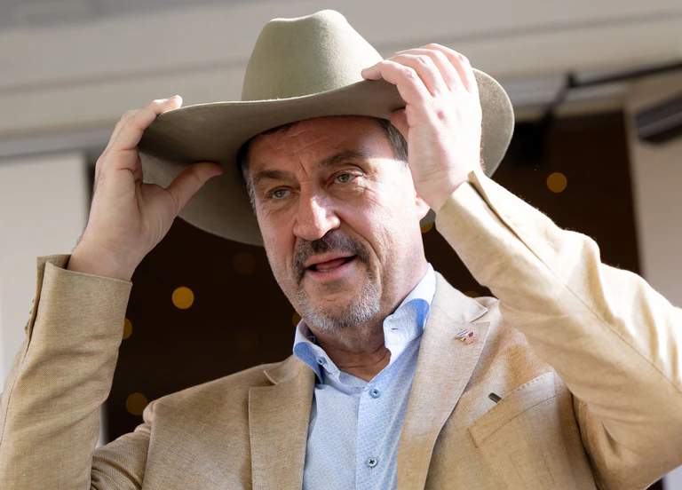 «Es ist ein Traum, hierher nach Texas zu kommen» - CSU-Chef Markus Söder hat, kaum dass er in den USA angekommen ist, seinen eigenen Cowboyhut bekommen. — © Sven Hoppe/dpa
