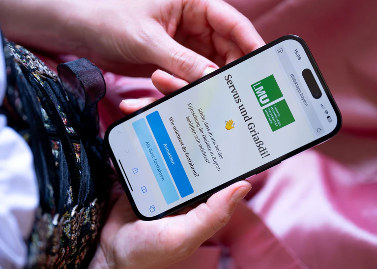 Wissenschaftler der LMU erforschen, wie sich Dialekte entwickeln. Dabei setzen sie auch auf eine App und auf die Mithilfe der Menschen. (Illustration) — © Sven Hoppe/dpa