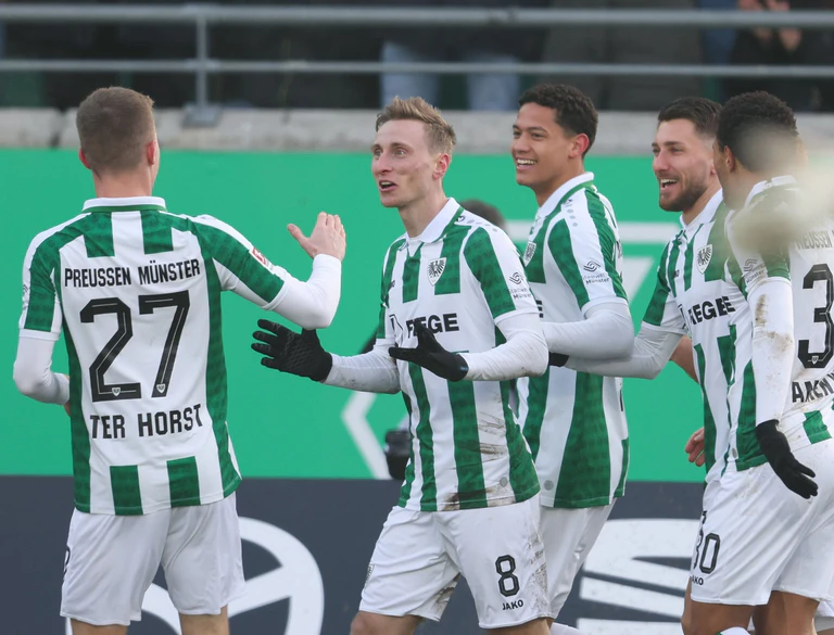 Joshua Mees (2.v.l.) — © Friso Gentsch/dpa