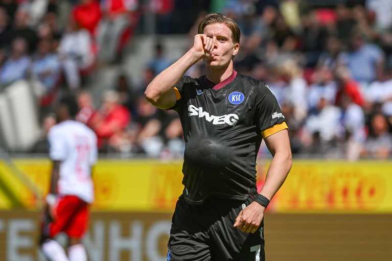 Dzenis Burnic macht den Babyjubel. — © Armin Weigel/dpa