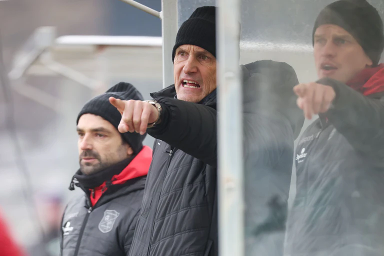 Heiko Herrlich (M) ist als Trainer bei der SpVgg Unterhaching zurück. — © Daniel Löb/dpa