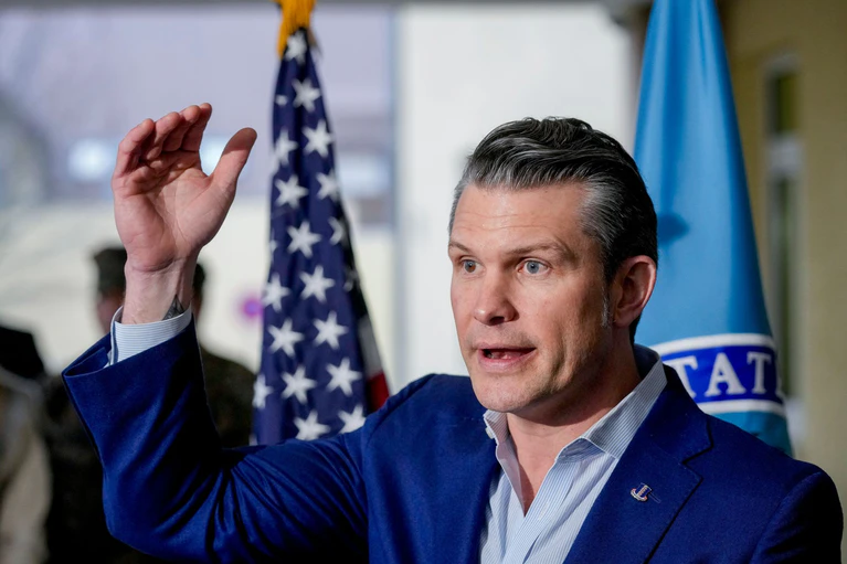 Pentagon-Chef Hegseth stellt eine Überprüfung der amerikanischen Truppenstärke überall in Aussicht.  — © Michael Probst/AP/dpa