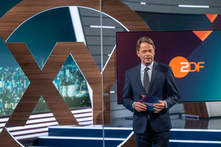 Rudi Cerne moderiert die ZDF-Sendung «Aktenzeichen XY… Ungelöst». — © Peter Kneffel/dpa