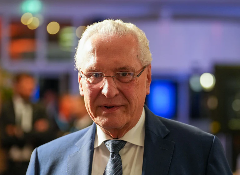 Laut Bayerns Innenminister Joachim Herrmann gibt es keine Hinweise, dass der 37-Jährige konkrete Anschlagspläne hatte. (Archivbild) — © Soeren Stache/dpa