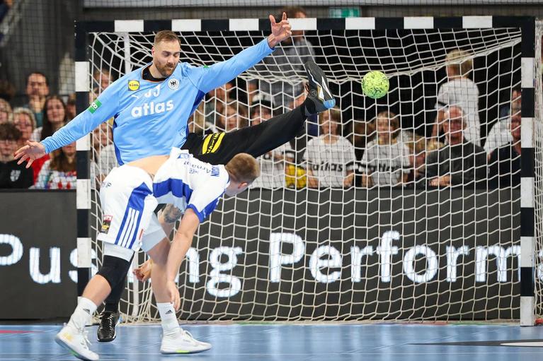 Keeper Andreas Wolff (hinten) - ein Erfolgsgarant der deutschen Handballer.  — © Daniel Karmann/dpa