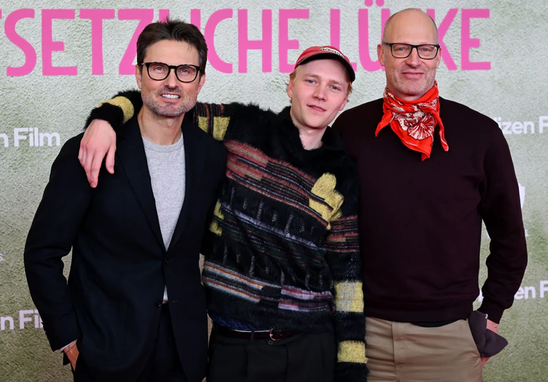 Eine Million Menschen haben die Tragikomödie mit Bruno Alexander (M) mittlerweile gesehen, die Simon Verhoeven (l) inszeniert hat nach einem Roman von Joachim Meyerhoff (r). (Archivbild) — © Sven Hoppe/dpa