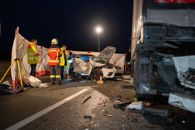 Bei dem Auffahrunfall starb eine Beifahrerin. Mehrere Insassen erlitten schwere Verletzungen. — © Lars Haubner/NEWS5/dpa