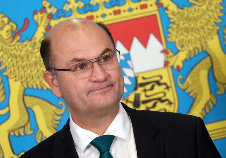 Bayerns Finanzminister Albert Füracker (CSU) blickt gespannt nach Karlsruhe. (Archivbild) — © Karl-Josef Hildenbrand/dpa