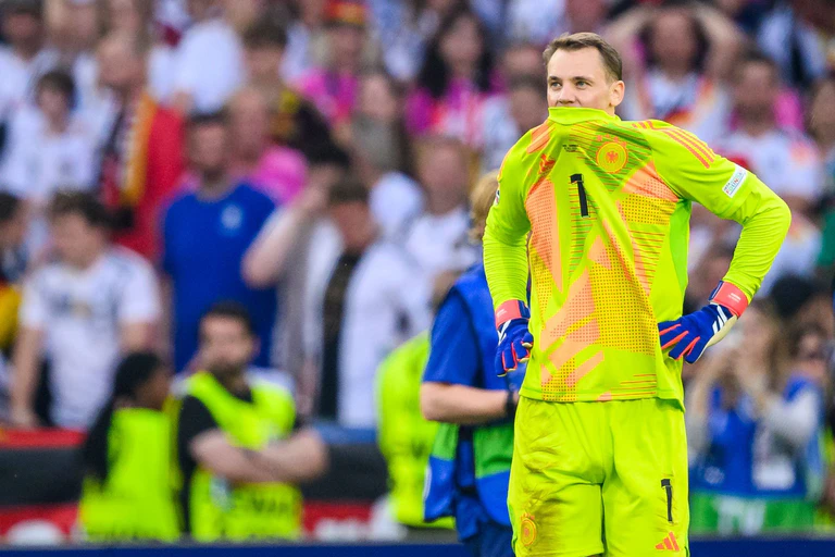 Das EM-Aus gegen Spanien vor zwei Jahren war nun doch nicht Manuel Neuers letztes Länderspiel. (Archivbild) — © Tom Weller/dpa