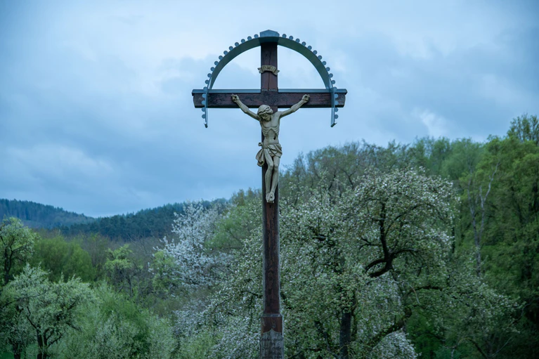 Der biblischen Überlieferung nach starb Jesus am Kreuz. (Symbolbild) — © Pia Bayer/dpa
