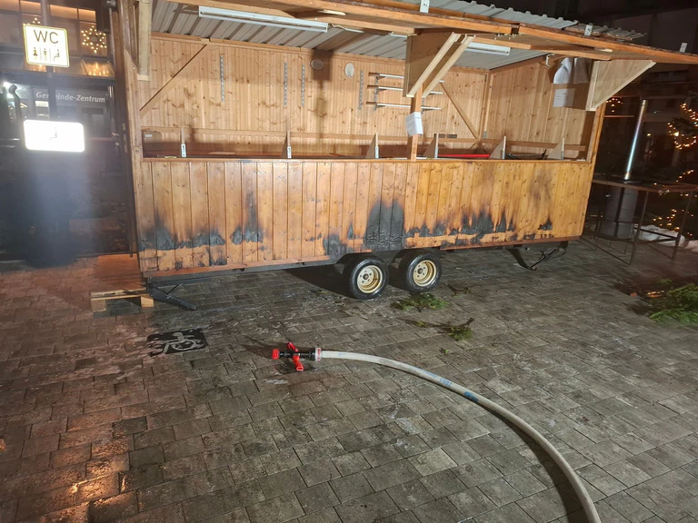 Insgesamt acht Buden sind durch das Feuer beschädigt worden. — © -/Kreisfeuerwehrverband Cham/dpa