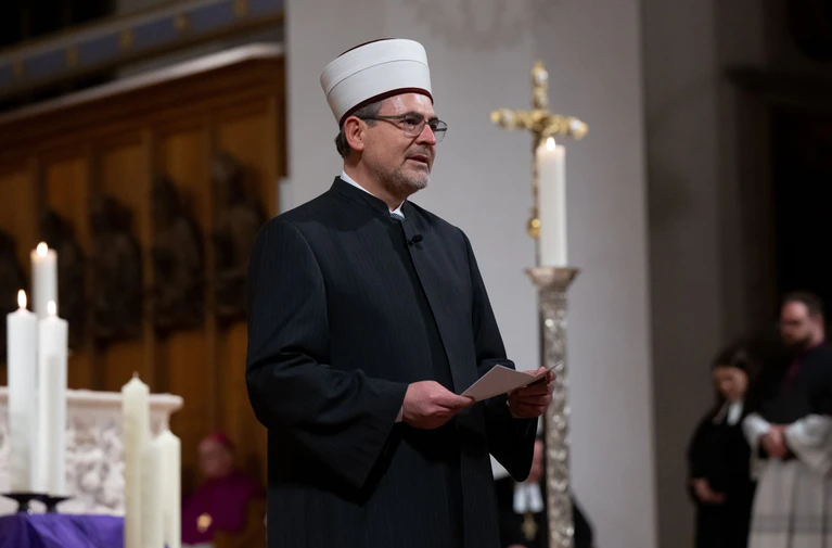 Der Imam Benjamin Idriz beim Gedenkgottesdienst in der Münchner Frauenkirche — © Sven Hoppe/dpa-Pool/dpa