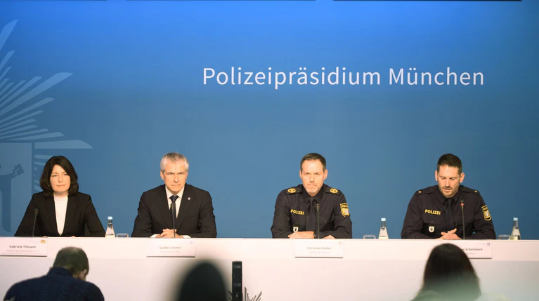 Die Ermittler geben erste Erkenntnisse bekannt. — © Jason Tschepljakow/dpa