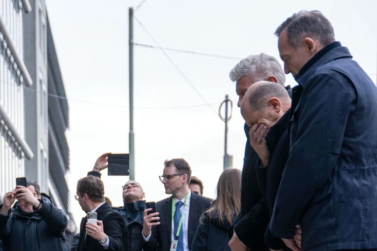 Scholz besuchte den Tatort. — © Pia Bayer/dpa