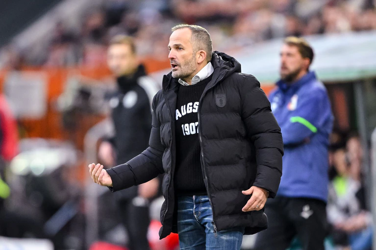Manuel Baum hilft beim FC Augsburg als Trainer aus. — © Harry Langer/dpa
