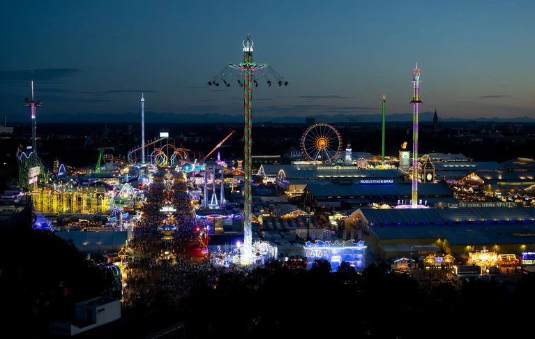 Gefeiert wurde am ersten Wiesn-Tag – aber es gab auch Zwischenfälle.  — © Sven Hoppe/dpa