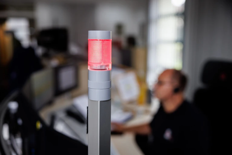 Wer in einer Notrufzentrale anruft, steht meist unter Stress. Muss man nach den richtigen Worten suchen, wird die Situation noch unangenehmer. (Symbolbild) — © Matthias Balk/dpa