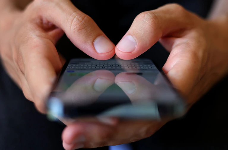 Kriminelle nutzen oft gefälschte SMS, um Menschen unter Druck zu setzen und zur Herausgabe von Geld zu bewegen. (Symbolbild) — © Karl-Josef Hildenbrand/dpa