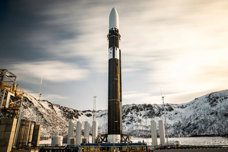 Die Rakete von Isar Aerospace auf dem Startplatz in Norwegen. (Handout) — © Brady Kenniston/Isar Aerospace, Photo Wingmen Media/AP/dpa