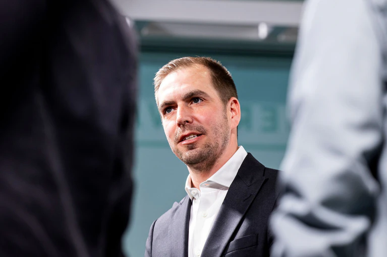 Philipp Lahm bei der Verleihung der Sepp-Herberger-Awards.  — © Michael Matthey/dpa