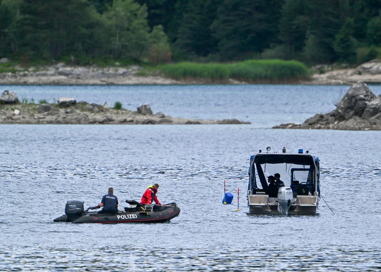 Im Eibsee wird nach einem untergegangenen Vater und seinem Sohn gesucht. — © Peter Kneffel/dpa
