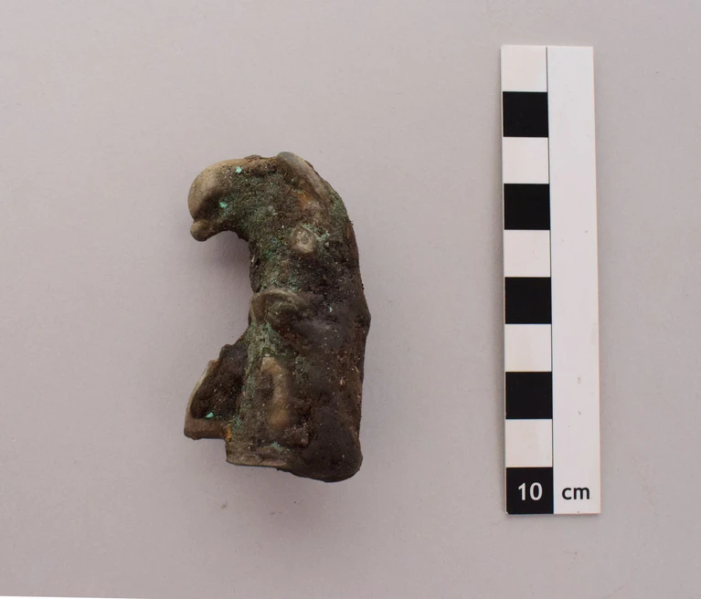 Bei archäologischen Ausgrabungen sind im Landkreis Weilheim-Schongau Funde an einem bronzezeitlichen Gräberfelder und an einer Straße aus der Römerzeit gesichert worden. Das Foto zeigt eine Miniatur-Wagenaufhängung aus der römischen Kaiserzeit. — © Lutz Kunstmann/Firma Archbau/dpa