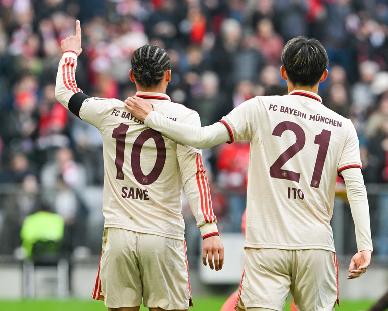 Hiroki Ito (r) musste verletzt vom Feld. — © Peter Kneffel/dpa