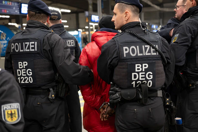 In Bayern konnten an den Bahnhöfen auch zwei Haftbefehle vollstreckt werden. (Archivbild) — © Peter Kneffel/dpa