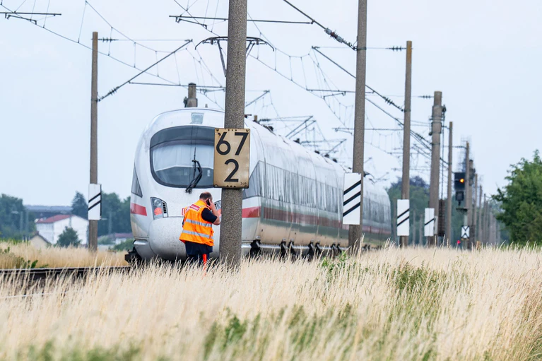 Mehrere Fahrgäste wurden bei dem Angriff verletzt. — © Armin Weigel/dpa