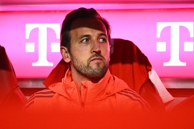 Bekam vor Paris wie andere Stars Erholungszeit auf der Bank: Harry Kane. — © Tom Weller/dpa