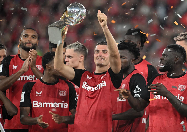 Leverkusens Profis bejubeln den Supercup-Titel. — © Bernd Thissen/dpa