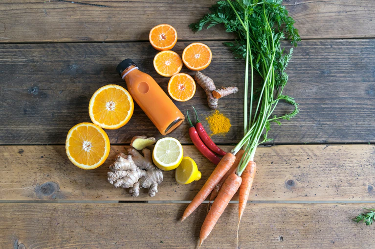 Smoothie Gesund Gemüse Ingwer Obst Früchte — ©  Josh Millgate / Unsplash