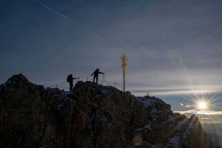 Bis das Kreuz zurückkehrt, wird der Gipfel der Zugspitze einen ungewohnten Anblick bieten. — © Peter Kneffel/dpa
